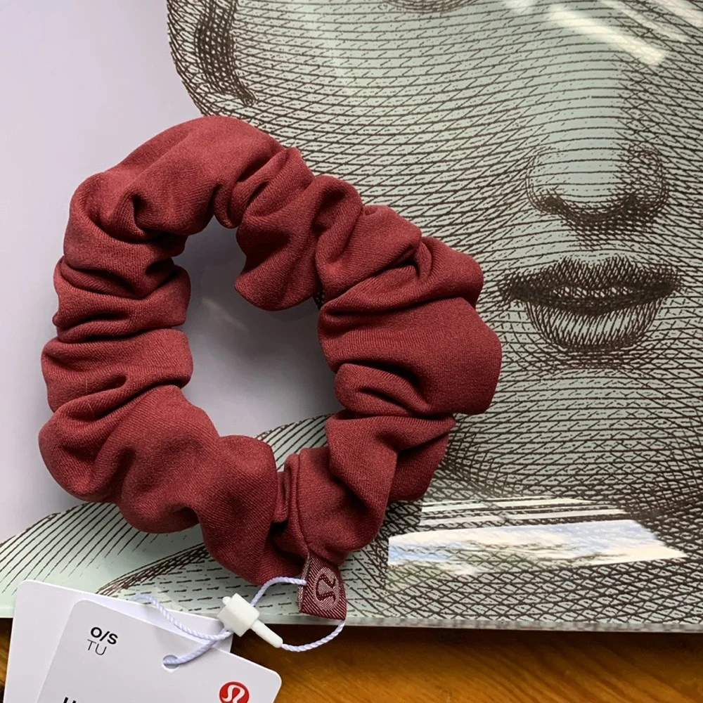 Lululemon NWT Uplifting Scrunchie color Mulled Wine